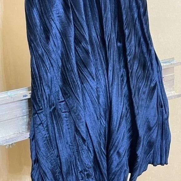 MISSGUIDED NAVY SLEEVELESS VELVET PLEATED SWING DRESS SZ 4 - Picture 3 of 8